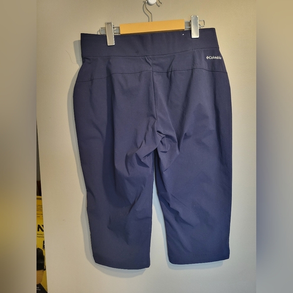 NWOT-Columbia Dark Blue Sportswear Capris, Size Medium (30) - Picture 2 of 6